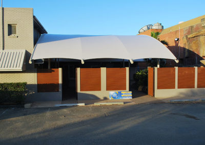 East End Hotel single 10 x 17m curved shade structure 1