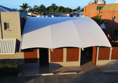 East End Hotel single 10 x 17m curved shade structure 2